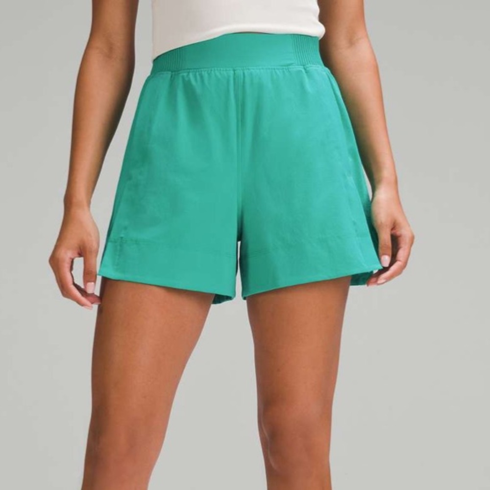 Lululemon Stretch Woven Relaxed-Fit High-Rise Short 4"
Kelly Green - Size Small